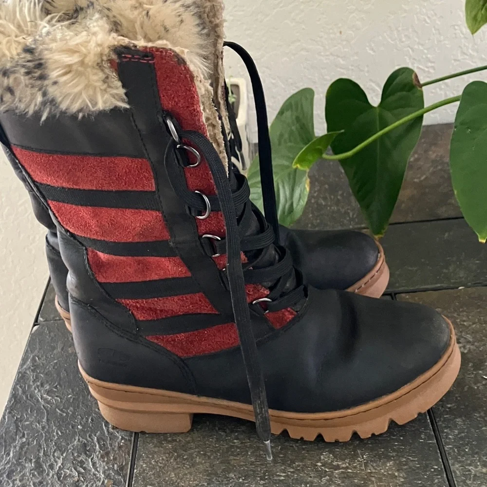 Keen Wapato Black & Red Talk Waterproof Winter Boots Size 7 good used condition